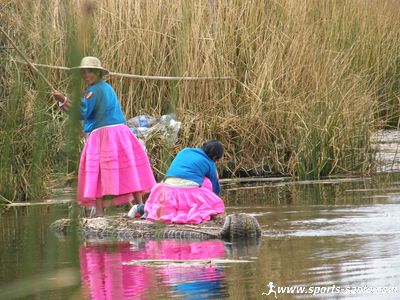 Photo d'indiennes ramant sur un radeau au Titicaca